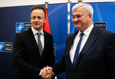 Amikor a kapitány a vihar közepén rúgja össze a port a szomszéd hajóval